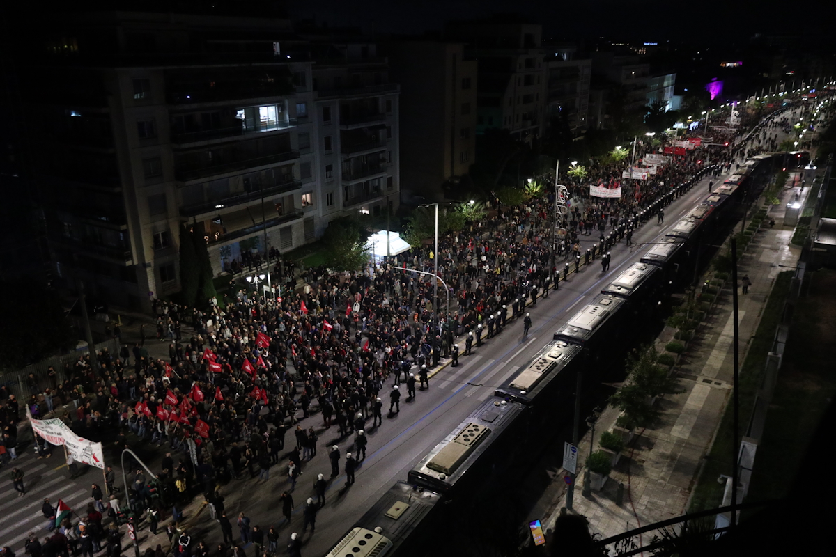 Γενική άποψη της πορείας για την 52η επέτειο του Πολυτεχνείου / ΓΙΑΝΝΗΣ ΠΑΝΑΓΟΠΟΥΛΟΣ/EUROKINISSI