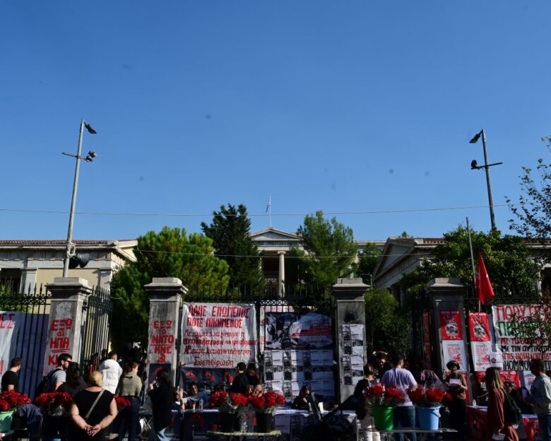 Πολυτεχνείο: Επεισόδια με τραυματισμούς και ζημιές πριν ανοίξουν οι πύλες για το κοινό – Ξεκίνησαν οι τριήμεροι εορτασμοί