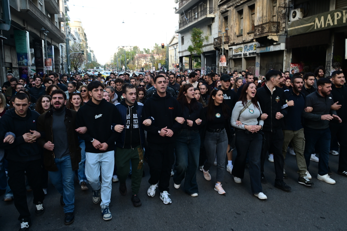 Η σημαία στην πορεία για την 52η επέτειο από την εξέγερση του Πολυτεχνείου, Δευτέρα 17 Νοεμβρίου 2025.  (ΤΑΤΙΑΝΑ ΜΠΟΛΑΡΗ/EUROKINISSI)