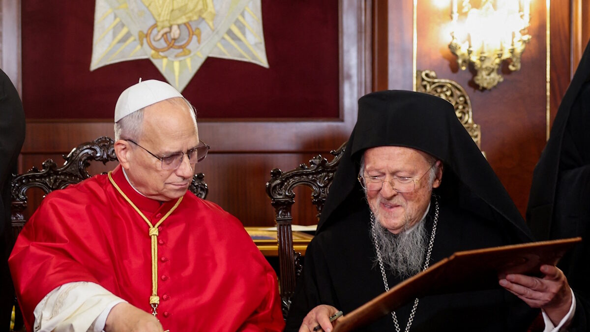 Ο Πάπας Λέων XIV και ο Οικουμενικός Πατριάρχης Βαρθολομαίος Α' υπογράφουν την κοινή διακήρυξη στο Οικουμενικό Πατριαρχείο