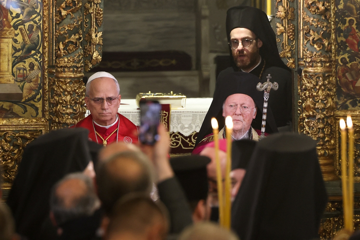 Ο Πάπας Λέων XIV με τον Οικουμενικό Πατριάρχη Βαρθολομαίο Α' μετά τη συμμετοχή τους σε δοξολογία στην Πατριαρχική Εκκλησία του Αγίου Γεωργίου στην Κωνσταντινούπολη