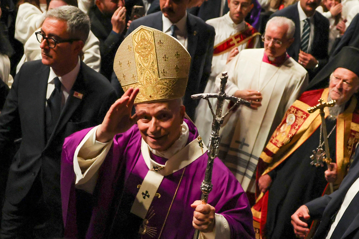 Ο Πάπας Λέων XIV χαιρετά τους πιστούς μετά την τέλεση της Θείας Λειτουργίας στη «Volkswagen Arena» στην Κωνσταντινούπολη παρουσία του Οικουμενικού Πατριάρχη Βαρθολομαίου