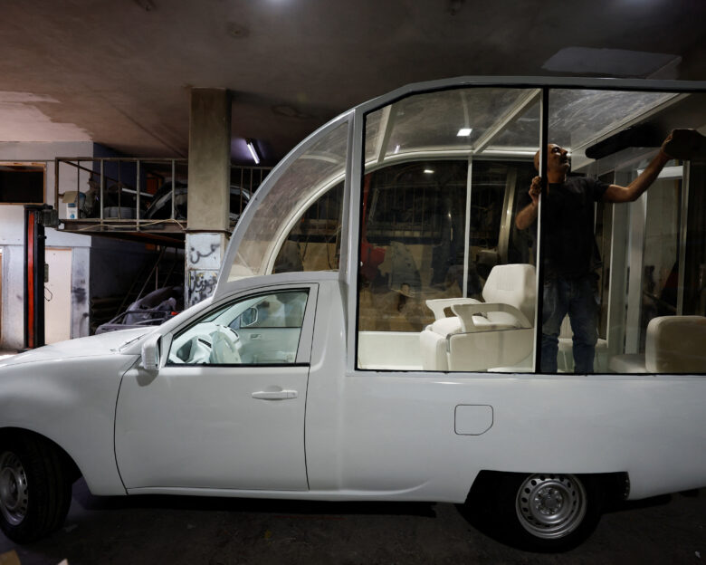 Γάζα: Το πρώην όχημα του πάπα Φραγκίσκου μετατρέπεται σε κινητή κλινική για τη φροντίδα παιδιών