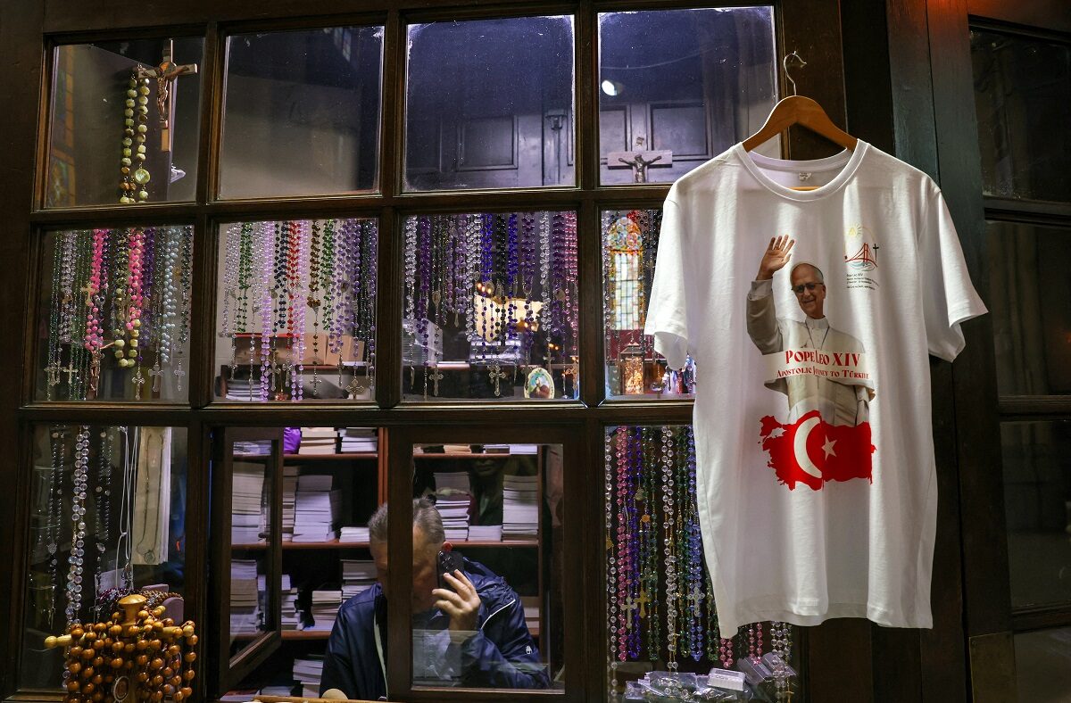 Ένα μπλουζάκι με την εικόνα του Πάπα Λέοντα κρέμεται στην Καθολική Εκκλησία του Αγίου Αντωνίου της Πάδοβας πριν από την επίσκεψη του Πάπα Λέοντα XIV στην  Κωνσταντινούπολη REUTERS