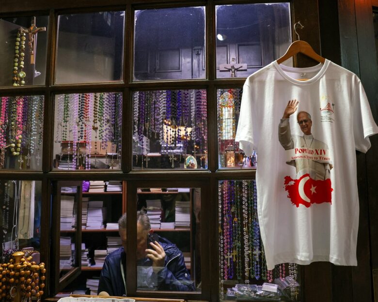 Έβγαλαν μέχρι και μπλουζάκια με τον Πάπα στην Τουρκία – Πυρετώδεις προετοιμασίες για την ιστορική συνάντηση με τον Πατριάρχη Βαρθολομαίο