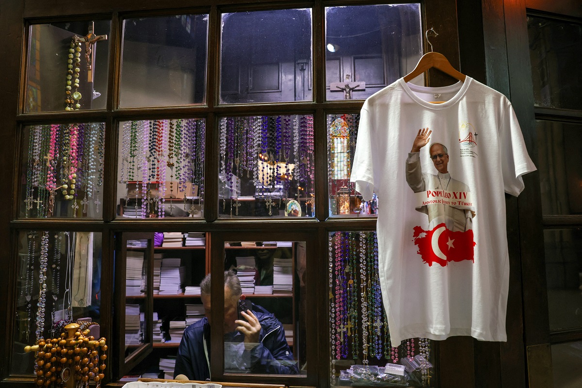 Ένα μπλουζάκι με την εικόνα του Πάπα Λέοντα κρέμεται στην Καθολική Εκκλησία του Αγίου Αντωνίου της Πάδοβας πριν από την επίσκεψη του Πάπα Λέοντα XIV στην  Κωνσταντινούπολη REUTERS