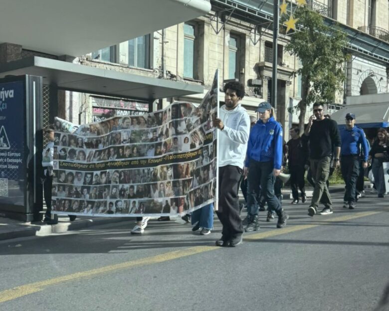 Πορεία για τα θύματα των τροχαίων στο κέντρο της Αθήνας: Περιορίστηκε σε μία λωρίδα και δεν διακόπηκε η κυκλοφορία