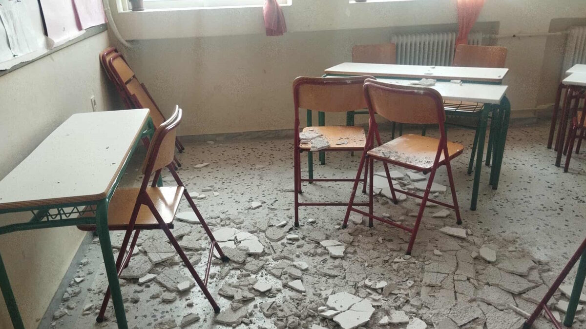 Η σχολική αίθουσα του 1ου δημοτικού σχολείου του Πόρτο Ράφτη όπου έπεσαν σοβάδες και τραυμάτισαν δύο μαθητές