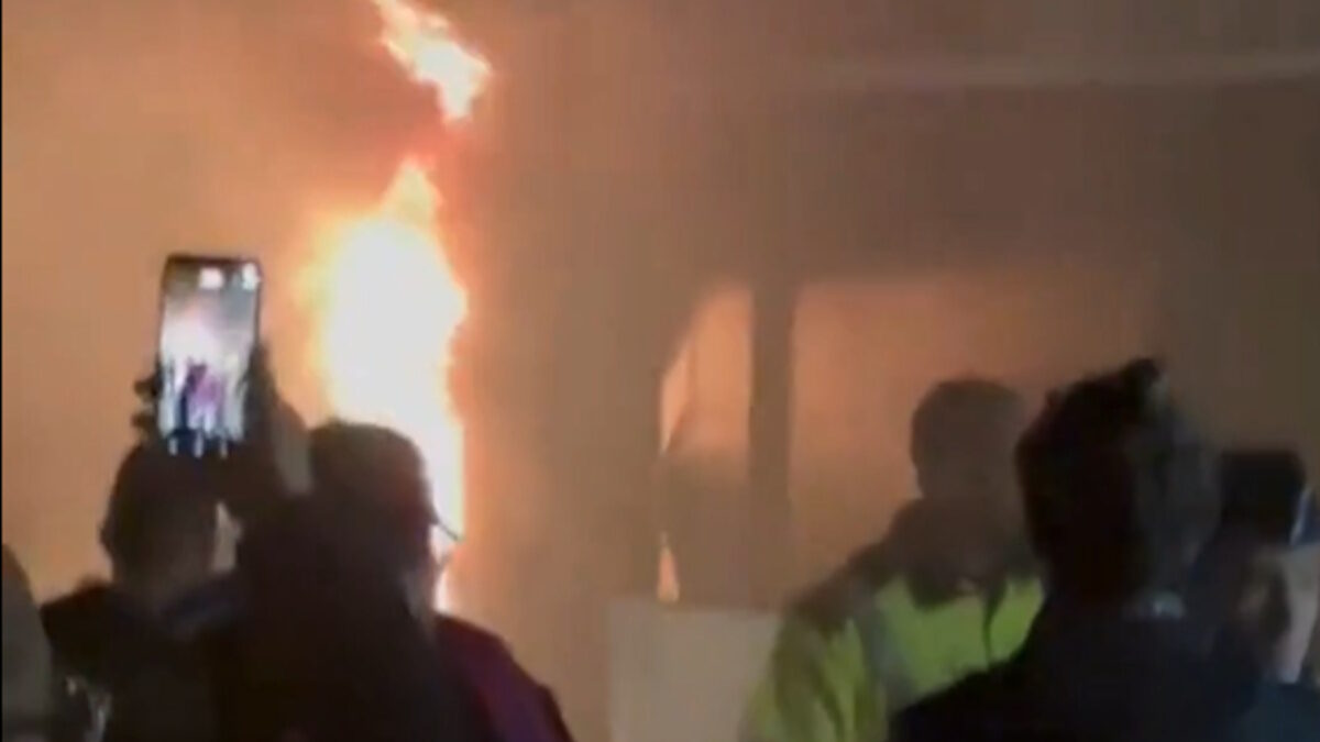 Οπαδοί της Μπαρτσελόνα άναψαν πυρσούς μέσα σε λεωφορείο που τους μετέφερε και το όχημα πήρε φωτιά