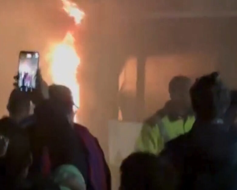 Οπαδοί της Μπαρτσελόνα άναψαν πυρσούς μέσα σε λεωφορείο που τους μετέφερε και το όχημα πήρε φωτιά