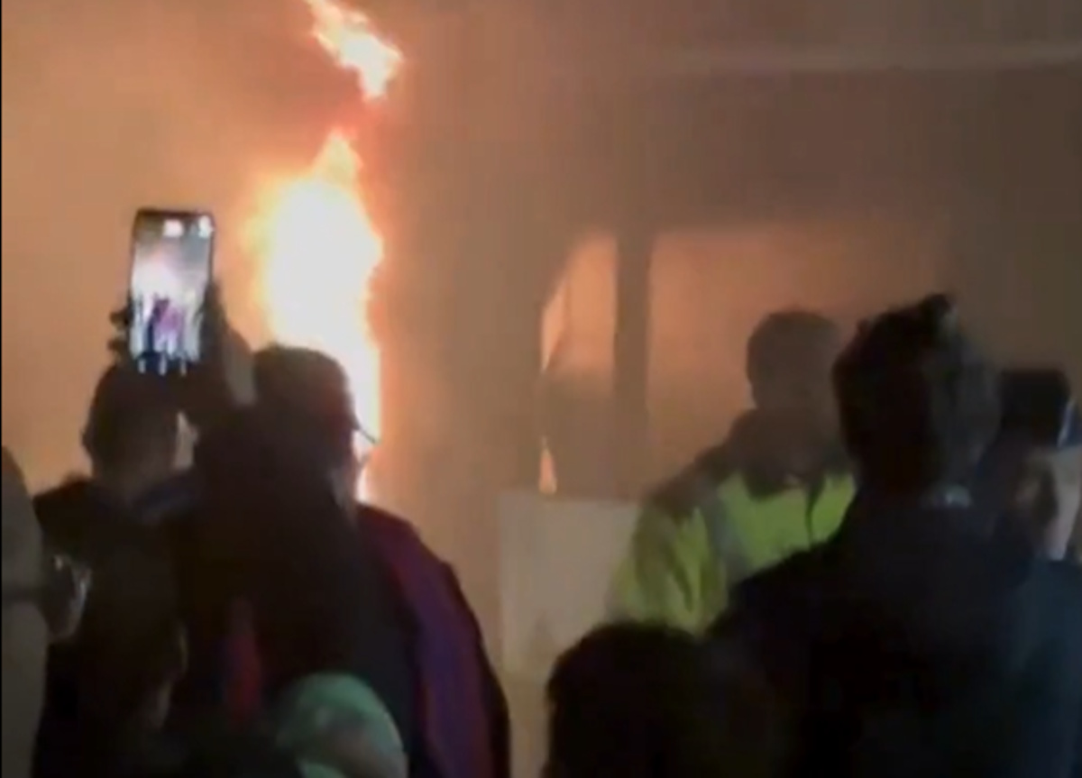 Οπαδοί της Μπαρτσελόνα άναψαν πυρσούς μέσα σε λεωφορείο που τους μετέφερε και το όχημα πήρε φωτιά