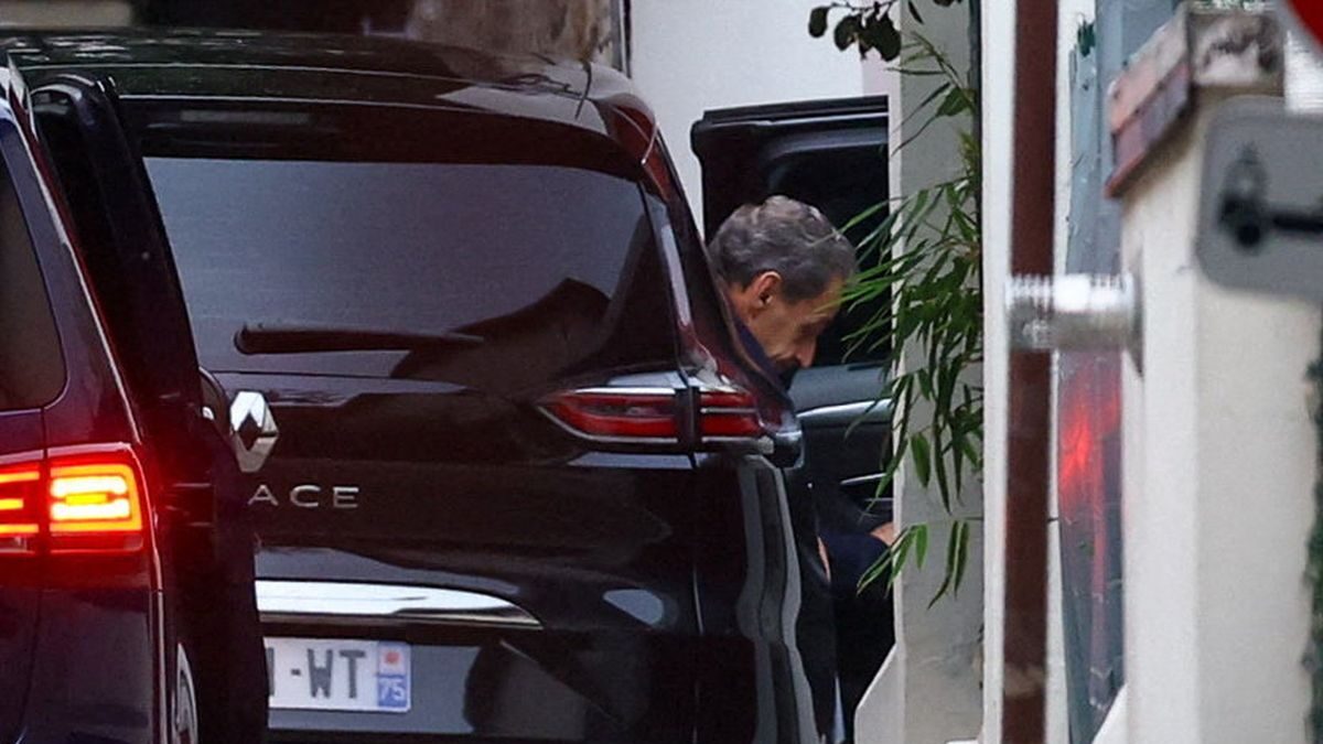 Ο Σαρκοζί φτάνει σπίτι του μετά την αποφυλάκισή του