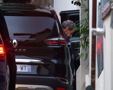 Ο Σαρκοζί φτάνει σπίτι του μετά την αποφυλάκισή του