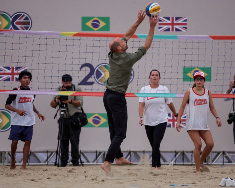 Ο πρίγκιπας Γουίλιαμ έπαιξε beach volley στην παραλία Copacabana στο Ρίο της Βραζιλίας