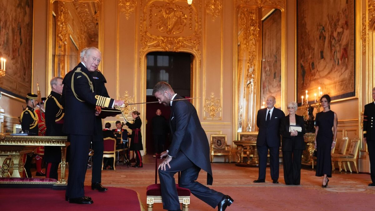 Ο Βασιλιάς Κάρολος έχρισε ιππότη τον Ντέιβιντ Μπέκαμ