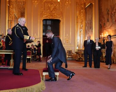 Ο Βασιλιάς Κάρολος έχρισε ιππότη τον Ντέιβιντ Μπέκαμ