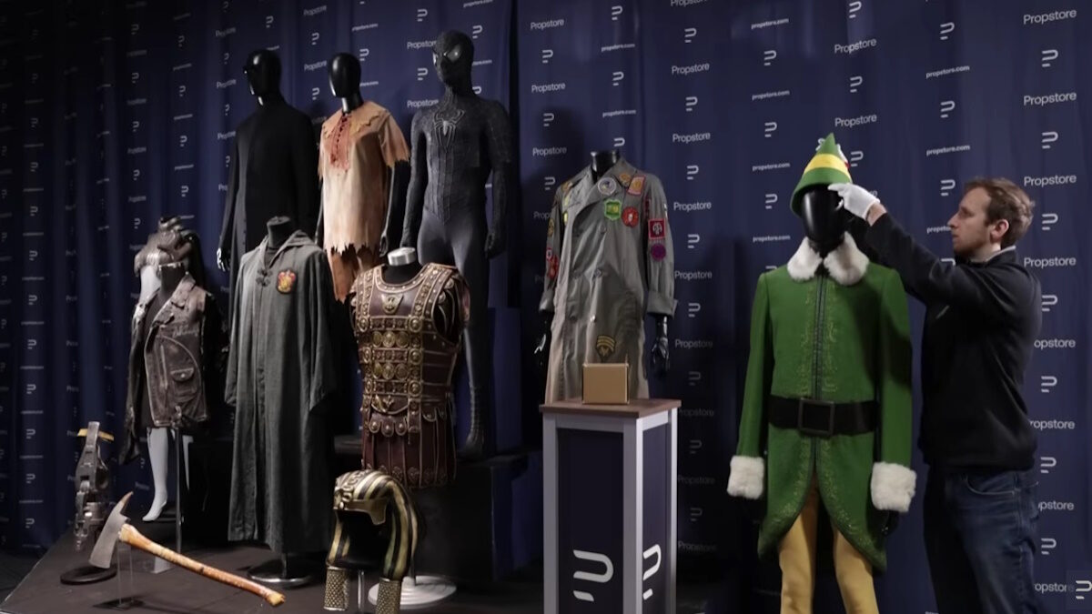 Μερικά από τα αναμνηστικά που προσφέρει η Propstore