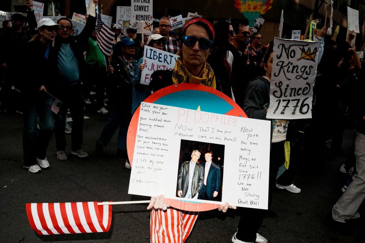 Πλακάτ με τον Τραμπ και τον Επστάιν