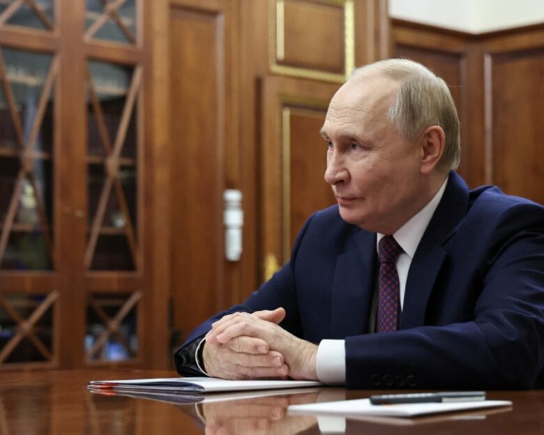 Βλαντιμίρ Πούτιν: Το στιγμιότυπο που προκάλεσε νέο όργιο φημών για την υγεία του – Πρησμένα δάχτυλα και διογκωμένες φλέβες