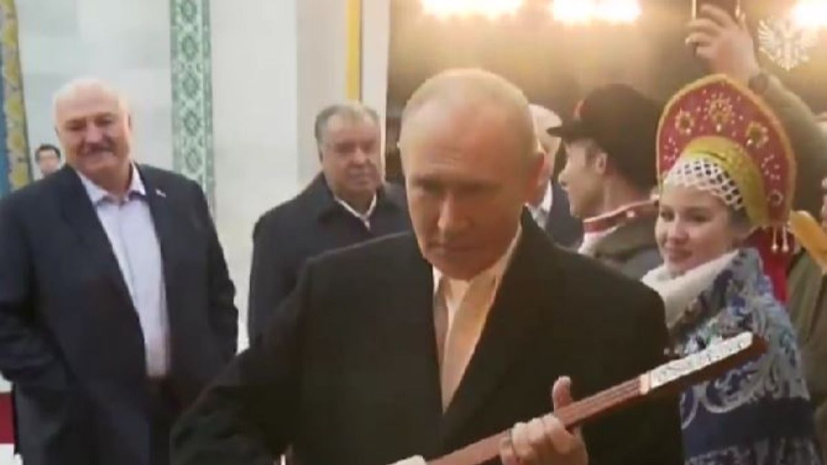 Ο Πούτιν παίζει κομούζ