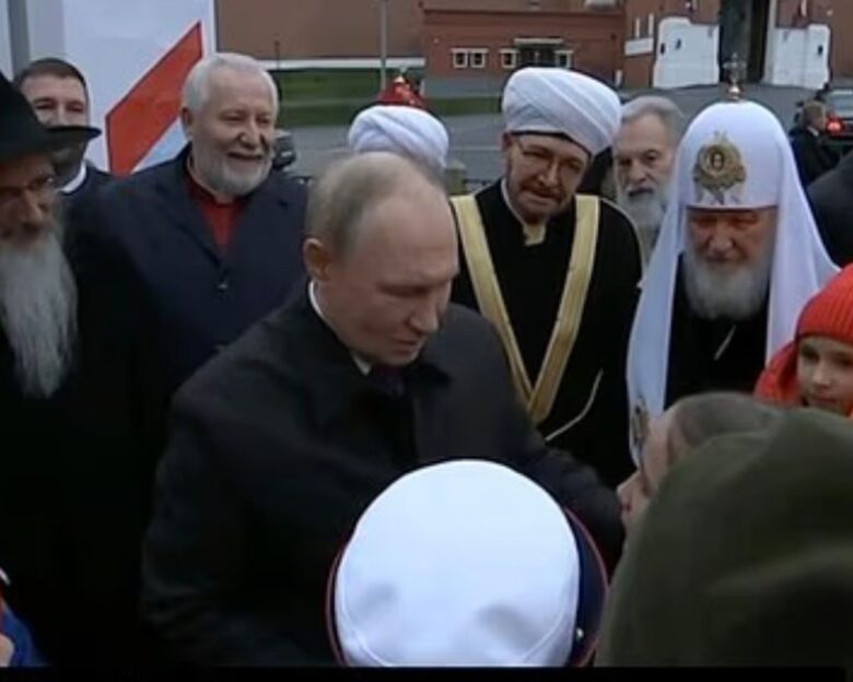 Η 11χρονη Κίρα που «στρίμωξε» τον Πούτιν μπροστά στις κάμερες για τον τραυματισμένο θείο της