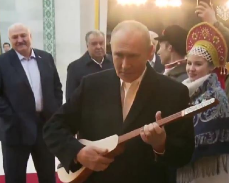 Ο Βλαντιμίρ Πούτιν σε ρόλο μουσικού: Η προσπάθεια να παίξει κομούζ κατά την επίσκεψή του στο Κιργιστάν