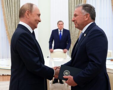 Ο Βλαντίμιρ Πούτιν με τον ειδικό απεσταλμένο του Ντόναλντ Τραμπ, Στιβ Γουίτκοφ