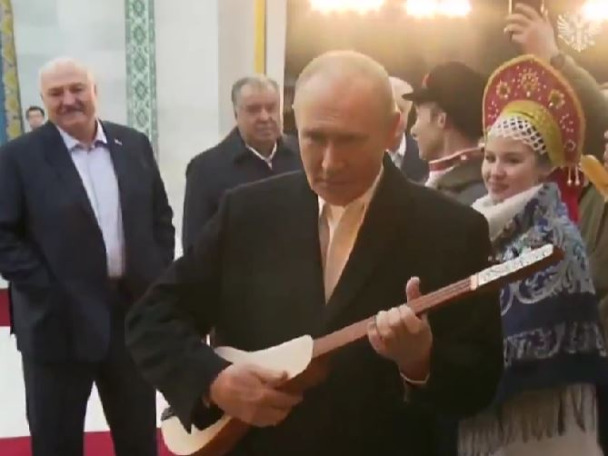 Ο Πούτιν παίζει κομούζ