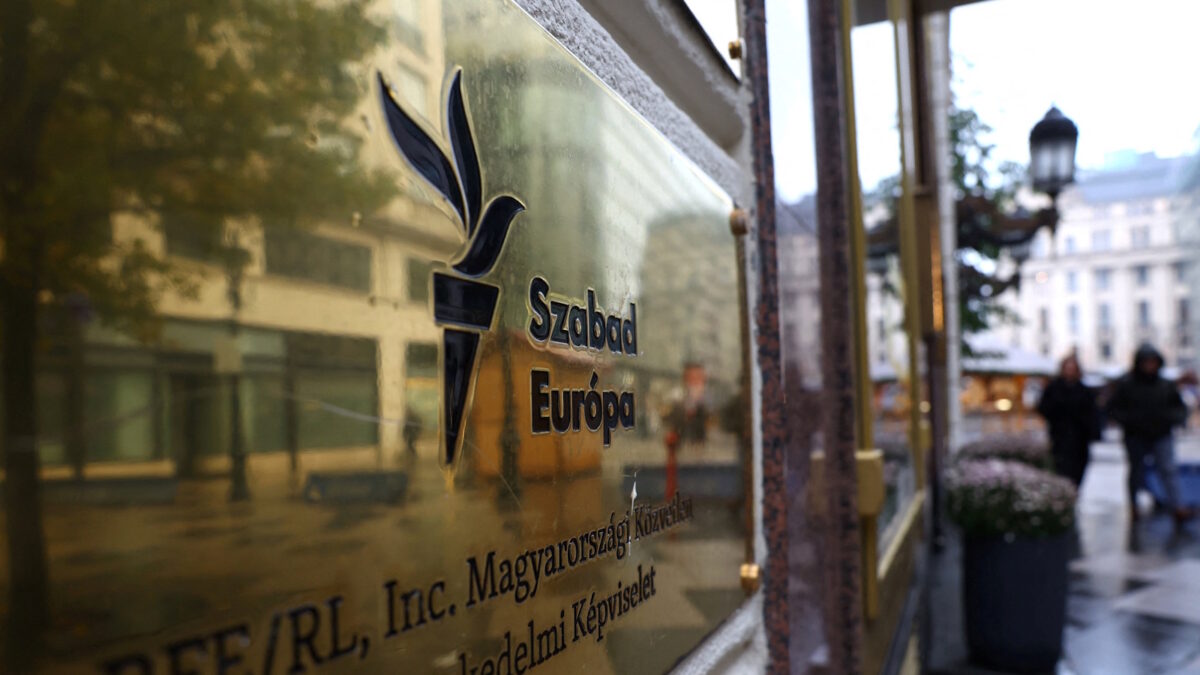 Η είσοδος του ραδιοφωνικού σταθμού Radio Free Europe - Radio Liberty στην Βουδαπέστη