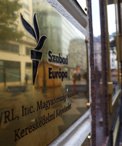 Η είσοδος του ραδιοφωνικού σταθμού Radio Free Europe - Radio Liberty στην Βουδαπέστη