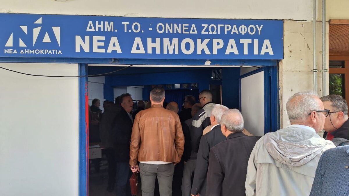 Εκλογείς της ΝΔ μπροστά από ένα εκλογικό κέντρο στη Ραφήνα