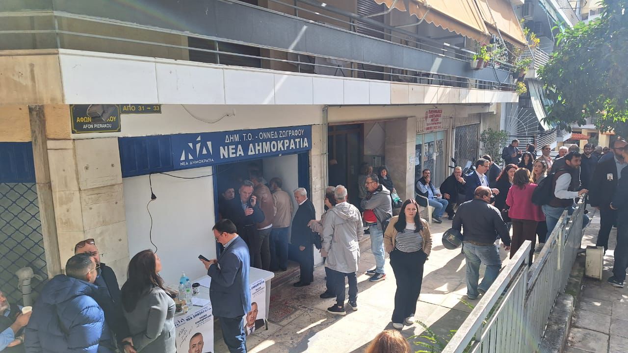 Εκλογείς της ΝΔ μπροστά από ένα εκλογικό κέντρο στη Ραφήνα