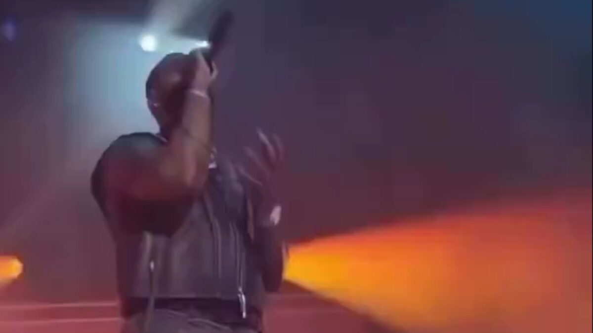 O τραγουδιστής Mario Dewar Barrett