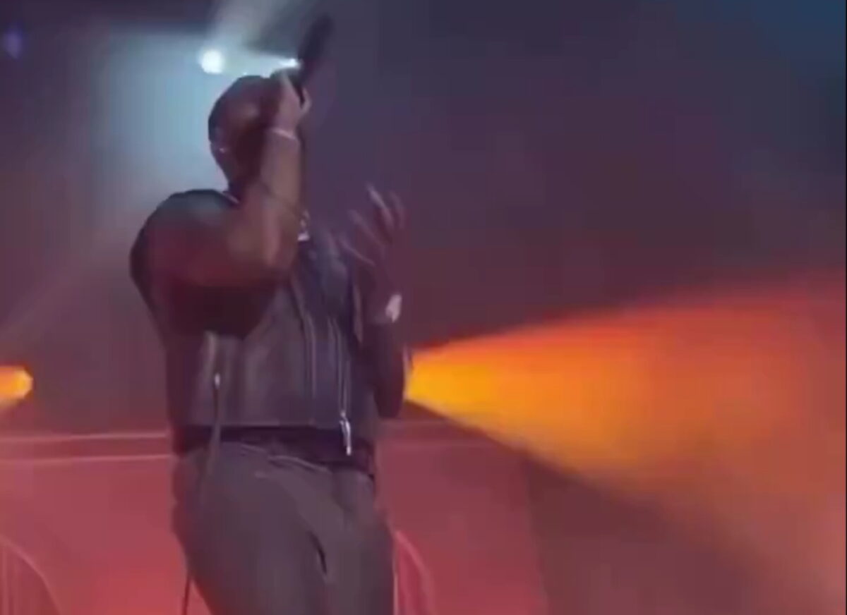 O τραγουδιστής Mario Dewar Barrett