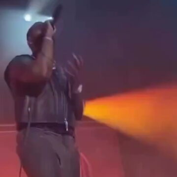 O τραγουδιστής Mario Dewar Barrett