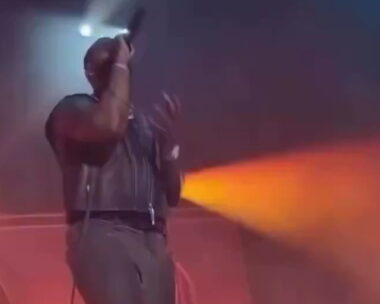 O τραγουδιστής Mario Dewar Barrett