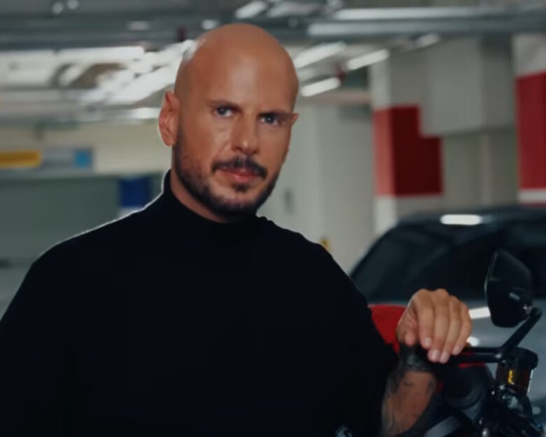 Oι REC εντυπωσιάζουν στο video clip του νέου τους τραγουδιού, με τίτλο «Ό,τι δίνεις, παίρνεις»