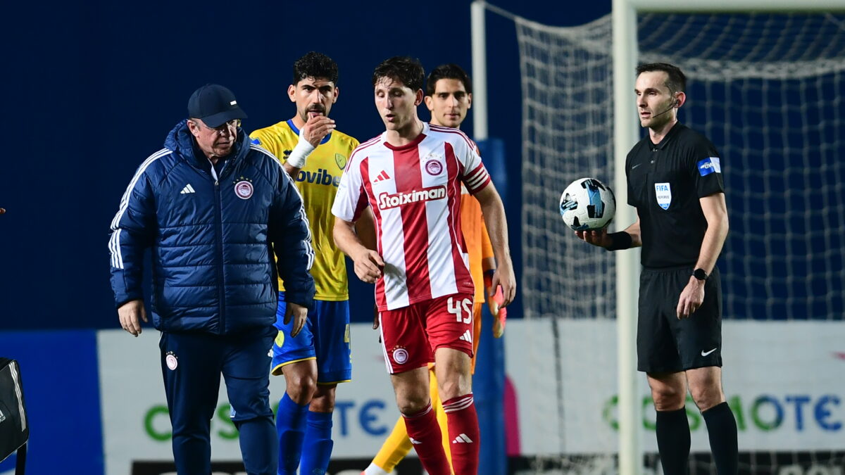 Ο Παναγιώτης Ρέτσος αποχωρεί τραυματίας (ΓΙΩΡΓΟΣ ΜΑΤΘΑΙΟΣ