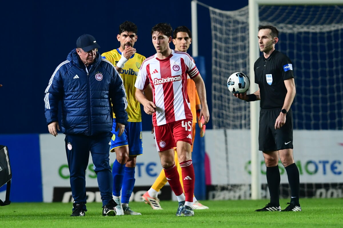 Ο Παναγιώτης Ρέτσος αποχωρεί τραυματίας (ΓΙΩΡΓΟΣ ΜΑΤΘΑΙΟΣ