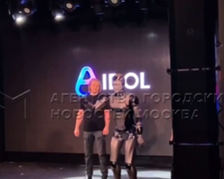 Ρωσία: Σωριάστηκε στη σκηνή το πρώτο ανθρωποειδές AI ρομπότ – Viral η τούμπα του