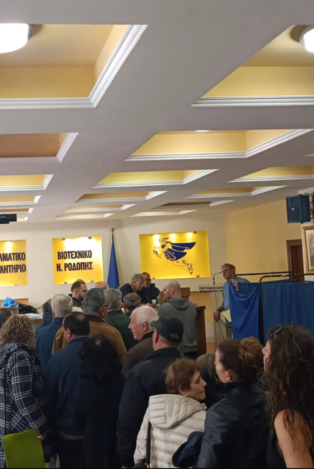 Εκλογείς της ΝΔ μπροστά από ένα εκλογικό κέντρο στη Ροδόπη