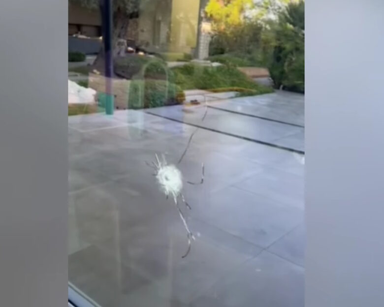 Ρόδος: Έτσι «γάζωσαν» με σφαίρες το σπίτι επιχειρηματία τη στιγμή που βρισκόταν μέσα με την οικογένειά του