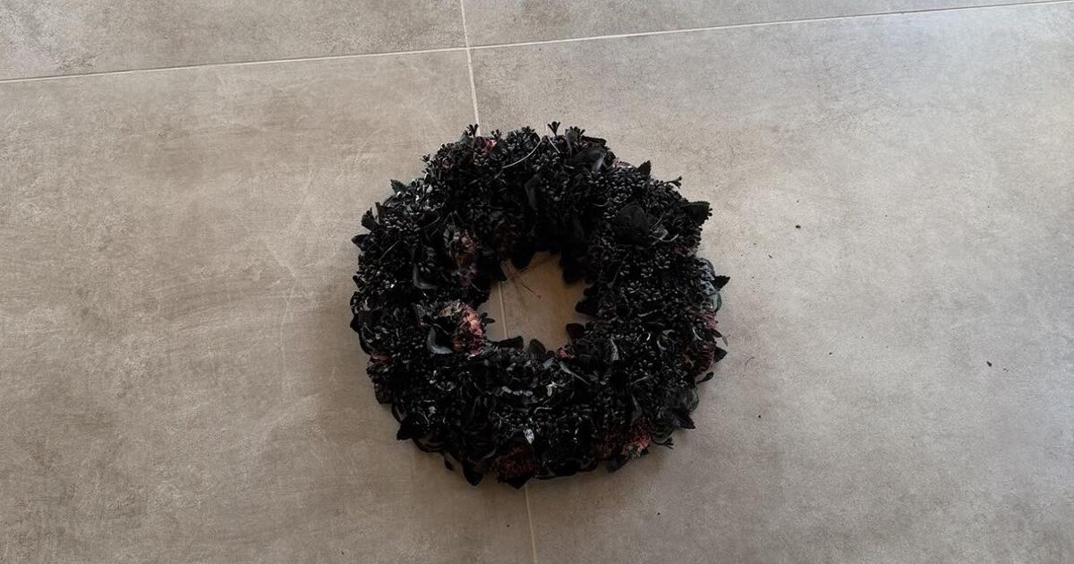 Rhodes: Unknowns “gassed” a businessman’s house with 14 bullets – They left a black wreath at the entrance as a “message”