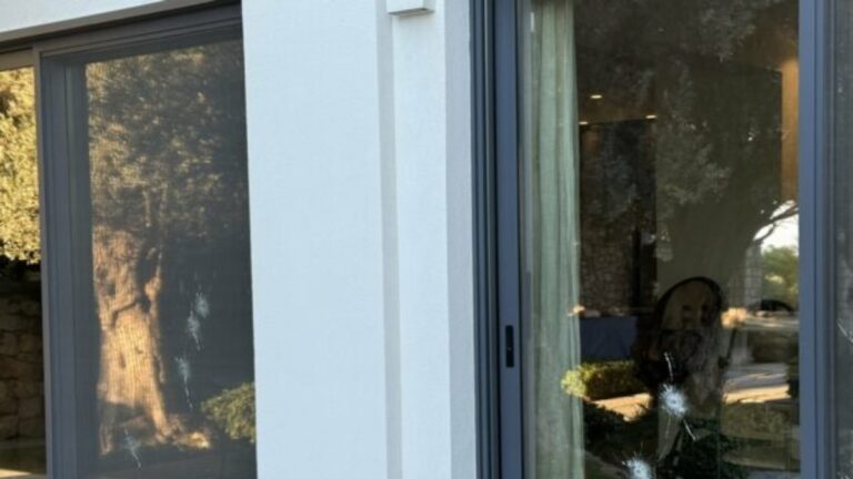 Σφαίρες σε τζαμαρία