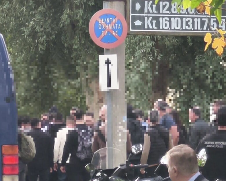 Απολογούνται τα 20 μέλη της εγκληματικής οργάνωσης Ρομά που εξαπατούσε πολίτες – Ελεύθερη με περιοριστικούς όρους η πρώην αθλήτρια