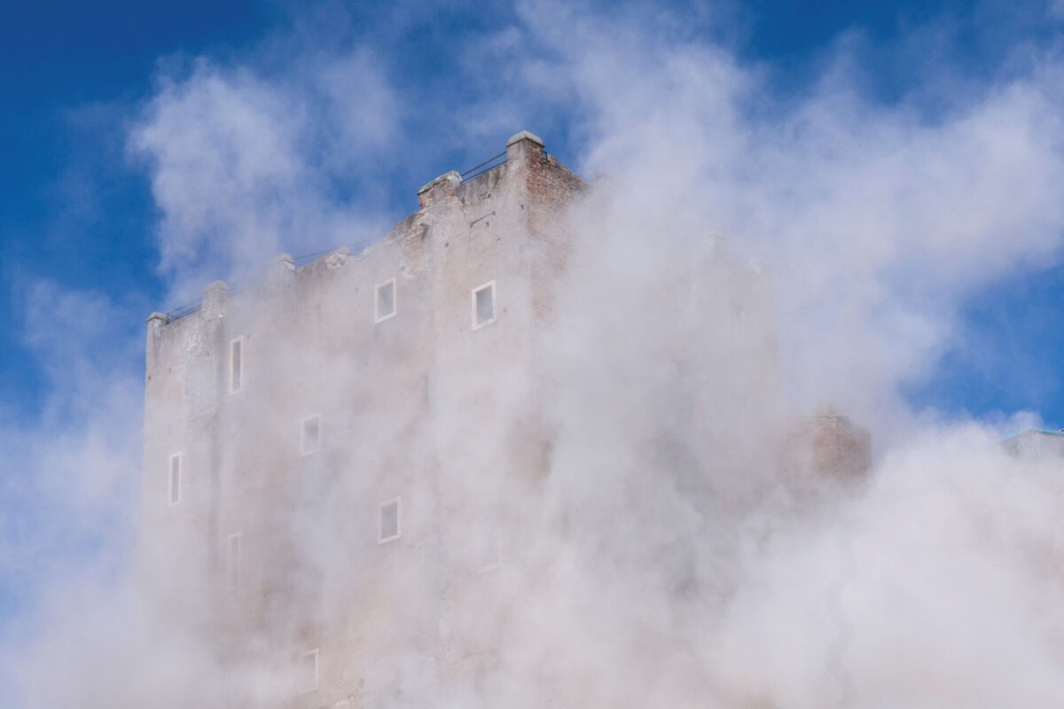 Σκόνη υψώνεται καθώς τμήμα του πύργου Torre dei Conti καταρρέει μετά από προηγούμενη μερική κατάρρευση, κοντά στη Via dei Fori Imperiali, κοντά στο Κολοσσαίο, στη Ρώμη