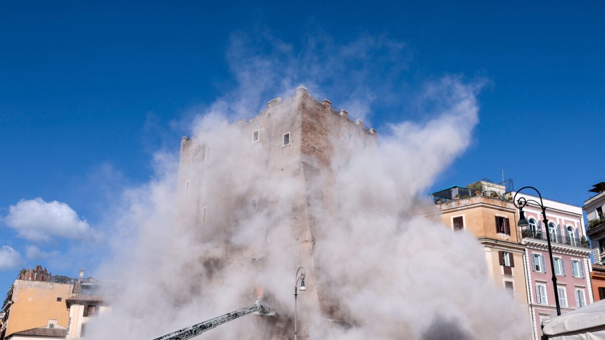 Κατέρρευσε δυο φορές ο «Πύργος των Κόμηδων» κοντά στο Κολοσσαίο