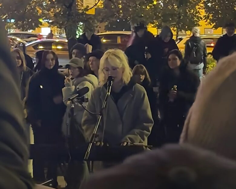 Ρωσία: Μουσικοί εγκαταλείπουν τη χώρα μετά από έναν μήνα που βρέθηκαν κρατούμενοι για τραγούδι κατά του Κρεμλίνου