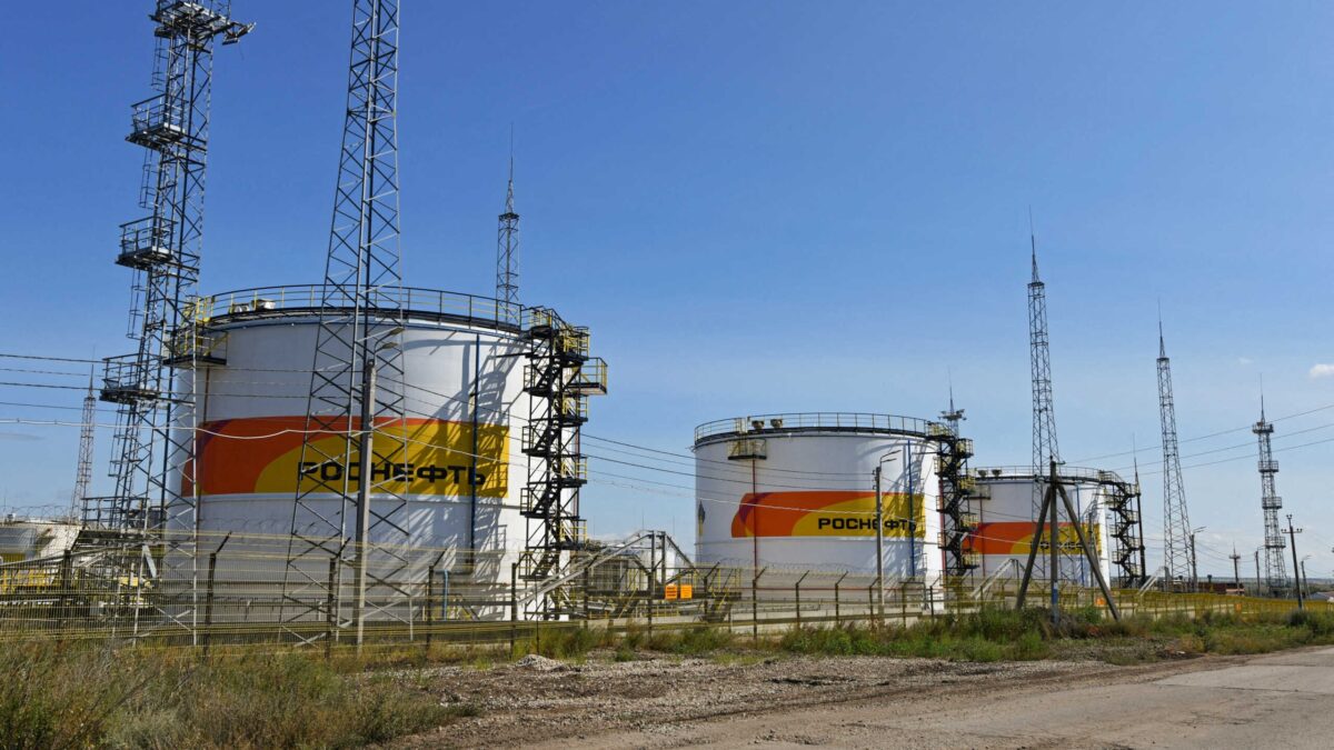 Δεξαμενές καυσίμων σε εγκατάσταση της Rosneft