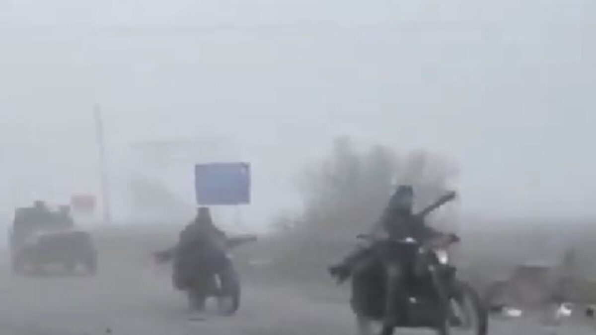 Ρώσοι στρατιώτες σε μηχανές μέσα στην ομίχλη